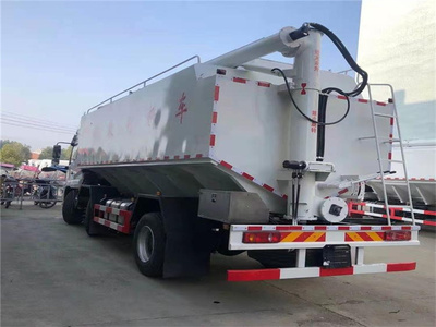 36方東風(fēng)暢行飼料車 現(xiàn)代化畜牧場與養(yǎng)禽場的高效轉(zhuǎn)運利器